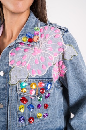 Denim-Blumenjacke mit Stickerei und Steinen Blumenjacke in denim mit Stickereien und Steinen Blumenjacke in denim mit Stickereie