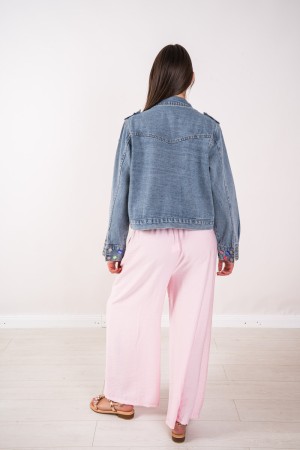 Denim-Blumenjacke mit Stickerei und Steinen Blumenjacke in denim mit Stickereien und Steinen Blumenjacke in denim mit Stickereie