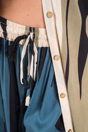 Coordinato elasa con fantasia geometrica e pantalone  Coordinato elasa con fantasia geometrica e pantalone  Coordinato elasa ...