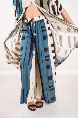 Coordinated ELASA with geometric pattern and elaasa coordinated trousers with geometric pattern and elaasa coordinated trousers 