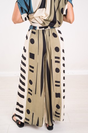Coordinated ELASA with geometric pattern and elaasa coordinated trousers with geometric pattern and elaasa coordinated trousers 