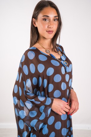 Dusty Polka Dusty Kleid mit Blumendruckkleid Polka Polka Polka mit Hintergrund Blumendruckkleid Polka Polka mit untenem Stamm.