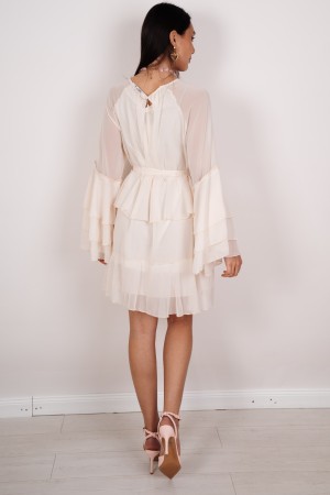 mein kurzes Kleid mit Rüschen und Gurt mein kurze Kleid mit Rüschen und Strap Kurzem Kleid mit Rüschen und Riemen