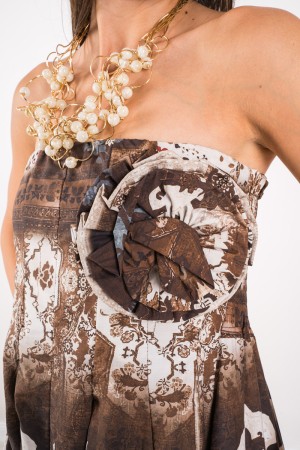 Naida langes Kleid mit Brosche Blume Naida Langes Kleid mit Brosche Blume Naida Langes Kleid mit Blumenbrosche