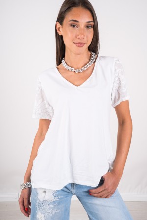 T-shirt Betty V-Ausschnitt mit Stickerei und Hinterspitze Betty V-Ausschnitt T-Shirt mit Stickerei und Back Spitze T-Shirt Betty