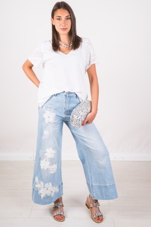 T-shirt Betty scollo a v con ricamo e pizzo posteriore  T-shirt Betty scollo a v con ricamo e pizzo posteriore  T-shirt Betty...