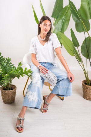 T-shirt Betty scollo a v con ricamo e pizzo posteriore  T-shirt Betty scollo a v con ricamo e pizzo posteriore  T-shirt Betty...