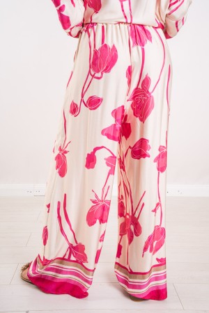 Koordiniertes Lilien-Shirt und Hosen mit Blumen-Druck und Linien auf dem koordinierten unteren Lilien-Shirt und Hosen mit Drucke