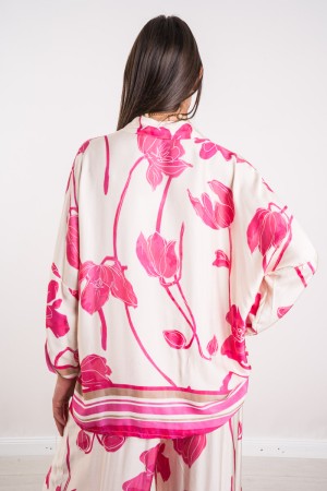 Coordinato Giglio camicia e pantalone con stampa fiore e righe sul fondo  Coordinato Giglio camicia e pantalone con stampa fi...