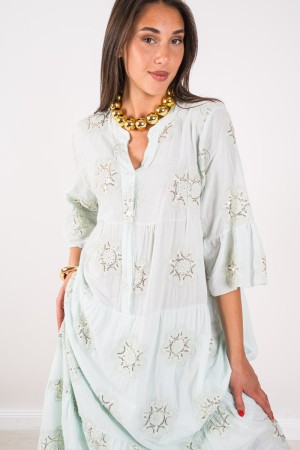 Robe Sondra avec des fleurs Broderie et robe en strass Sondra avec des fleurs de broderie et des strass Robe Sondra avec des fle