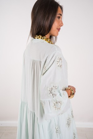 Robe Sondra avec des fleurs Broderie et robe en strass Sondra avec des fleurs de broderie et des strass Robe Sondra avec des fle