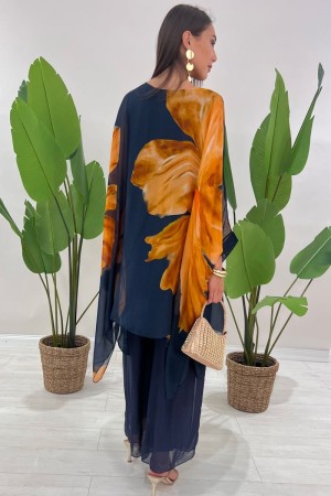 Coordinó Marruecos con estampado floral y pantalones de colores de color coordinado con estampado floral y pantalones de color s