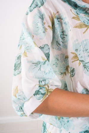 Pearl coordinated with floral pattern