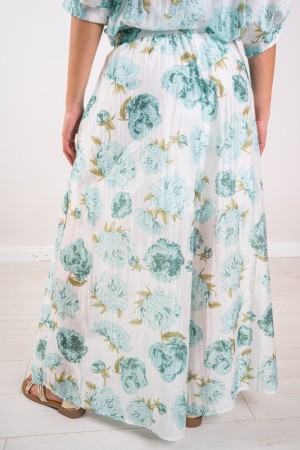 Pearl coordinated with floral pattern