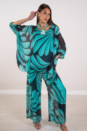 koordinierte Veronica in Seidenbluse und Fantasiehosen 