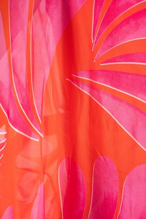 koordinierte Veronica in Seidenbluse und Fantasiehosen 