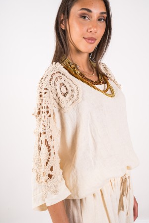 Koordinierte Imperia-Bluse und Hose mit sichtbarer Stickerei 