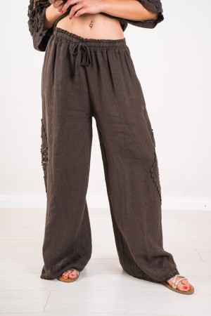Blusa y pantalones de Imperia coordinados con bordados visibles 