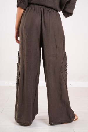 Blusa y pantalones de Imperia coordinados con bordados visibles 