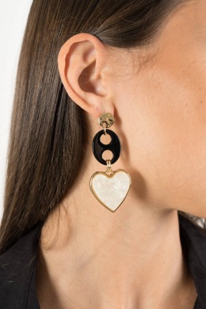 jouer aux boucles d'oreilles avec des coeurs et un bandeau d'oreilles avec des cœurs et un bandeau d'oreilles avec des cœurs et 