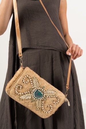 BORSA RETTANGOLARE IN PAGLIA CON TRACOLLA E DECORI LEGNO  BORSA RETTANGOLARE IN PAGLIA CON TRACOLLA E DECORI LEGNO  BORSA RET...
