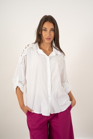 Paola cotton shirt with embroidery on shoulders Paola shirt in cotton with embroidery on the shoulders Paola shirt in cotton wit