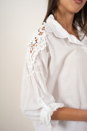 Camicia paola in cotone con ricamo sulle spalle Camicia paola in cotone con ricamo sulle spalle Camicia paola in cotone con r...