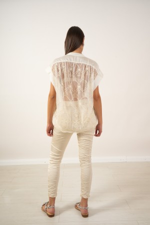 camisa de verano con escote coreano, coreano. Camisa de verano de mecanizado de estilo macrame con procesamiento de escote corea