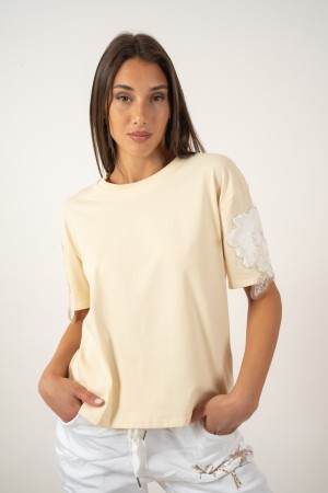 amami T-shirts with Embroidery on Contrast Shoulders Amami T-shirts with Embroidery on Contrast Shoulders Love Messels T-shirt w