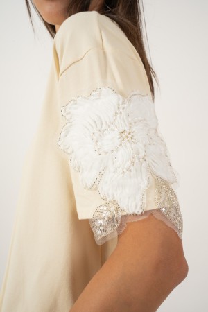 amami T-shirts with Embroidery on Contrast Shoulders Amami T-shirts with Embroidery on Contrast Shoulders Love Messels T-shirt w