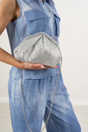 regardez le sac d'embrayage avec un relief de menton sculpté garniture avec un soulagement de la cossature strophed avec de la .