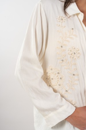 chemise nuageuse avec des fleurs de broderie et des perles ton sur ton cloud Chemise avec des fleurs de broderie et des perles t