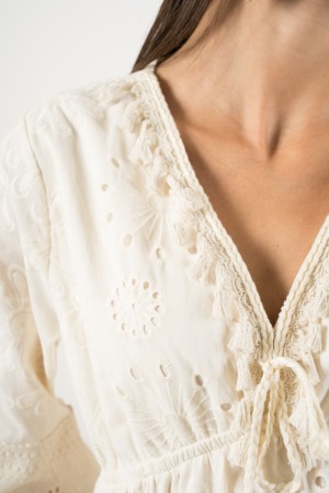 robe de Seka en dentelle macrame col en V avec glands et feuilles robe de Seka en dentelle macramé en V avec glands et vondeurs 