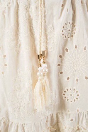 robe de Seka en dentelle macrame col en V avec glands et feuilles robe de Seka en dentelle macramé en V avec glands et vondeurs 