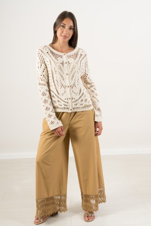 pantalon Berlin en coton avec dentelle sur le pantalon de berlin de couleur unie en coton avec dentelle sur le fond. Couleur uni