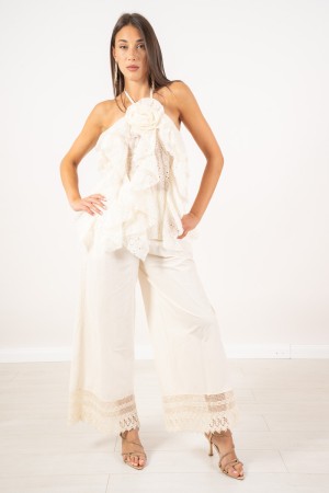 pantalon Berlin en coton avec dentelle sur le pantalon de berlin de couleur unie en coton avec dentelle sur le fond. Couleur uni