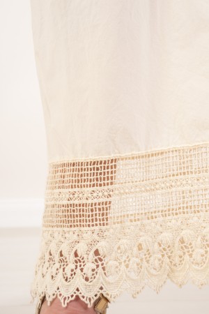 berlin pants in cotton with lace on the background Solid color Berlin trousers in cotton with lace on the background. Solid colo