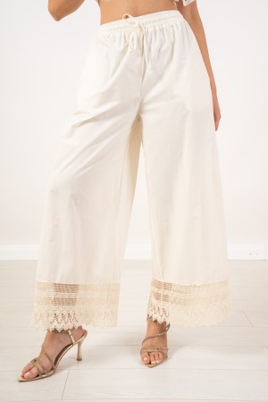 berlin pants in cotton with lace on the background Solid color Berlin trousers in cotton with lace on the background. Solid colo