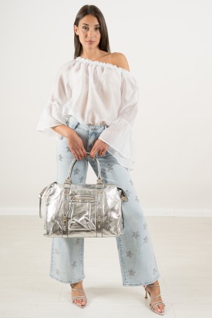 Schöne Bluse mit Bootsausschnitt Schöne Bluse Halskette Schöne Bluse mit Bootsausschnitt
