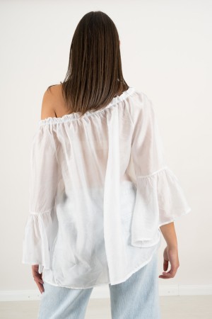 Schöne Bluse mit Bootsausschnitt Schöne Bluse Halskette Schöne Bluse mit Bootsausschnitt