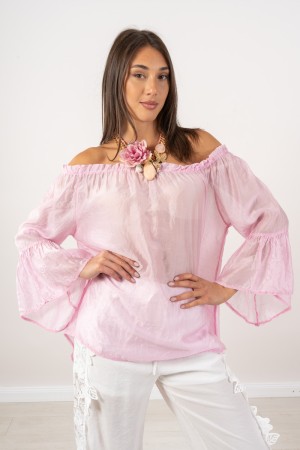 Schöne Bluse mit Bootsausschnitt Schöne Bluse Halskette Schöne Bluse mit Bootsausschnitt
