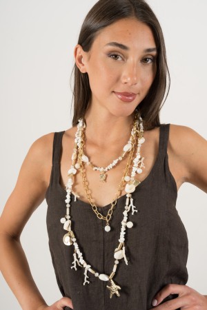 collana lara lunga a tre catene con dettagli conchiglie e pietre  collana lara lunga a tre catene con dettagli conchiglie e p...