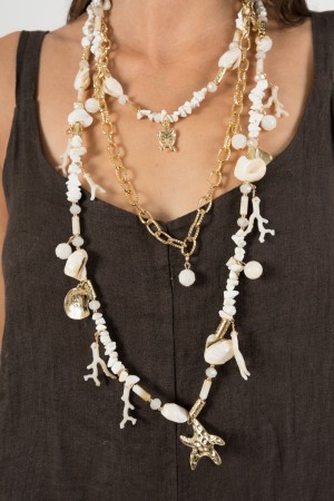 collana lara lunga a tre catene con dettagli conchiglie e pietre  collana lara lunga a tre catene con dettagli conchiglie e p...