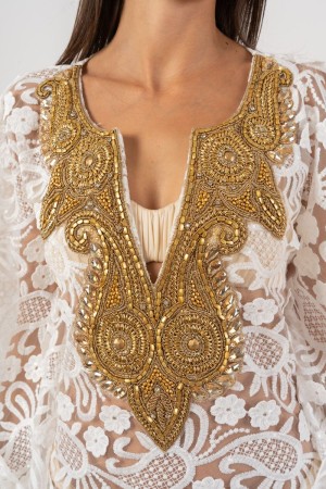 Honeemi vestido el modelo CAFTAN con insertos de encaje y lentejuelas y en el frente de diamantes de imitación y puntos de luz