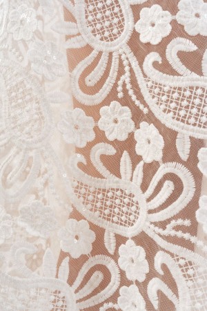 Abito Lea in pizzo con paillettes allacciatura al collo  Abito Lea in pizzo con paillettes allacciatura al collo  Abito Lea i...