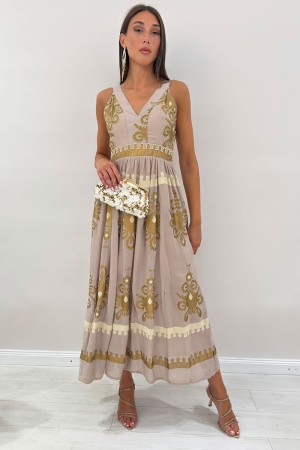 Robe de Tortora Luna avec broderie dorée et détails ethniques Détails Moon Dove Tortora avec broderie dorée et détails ethniques