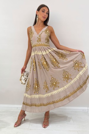 Robe de Tortora Luna avec broderie dorée et détails ethniques Détails Moon Dove Tortora avec broderie dorée et détails ethniques