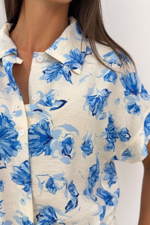Blaues Hemd mit Knoten im Leben und in der Blumen-Fantasie-blauem Hemd mit Knoten im Leben und in der Blumen-Fantasie-blauem Hem