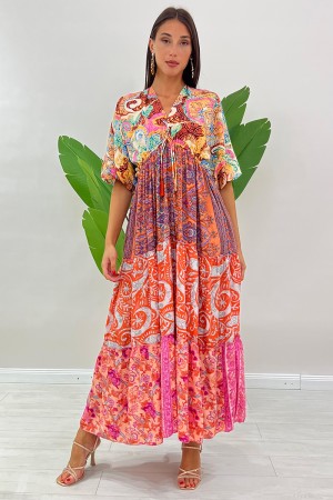Denny Fantasy-Kleid mit aufgreifenden aufgroßen auf Hintergrund. Denny Fantasy-Kleid mit aufgreifenden aufgroßen auf Hintergrund