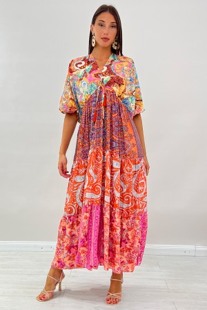 Denny Fantasy-Kleid mit aufgreifenden aufgroßen auf Hintergrund. Denny Fantasy-Kleid mit aufgreifenden aufgroßen auf Hintergrund